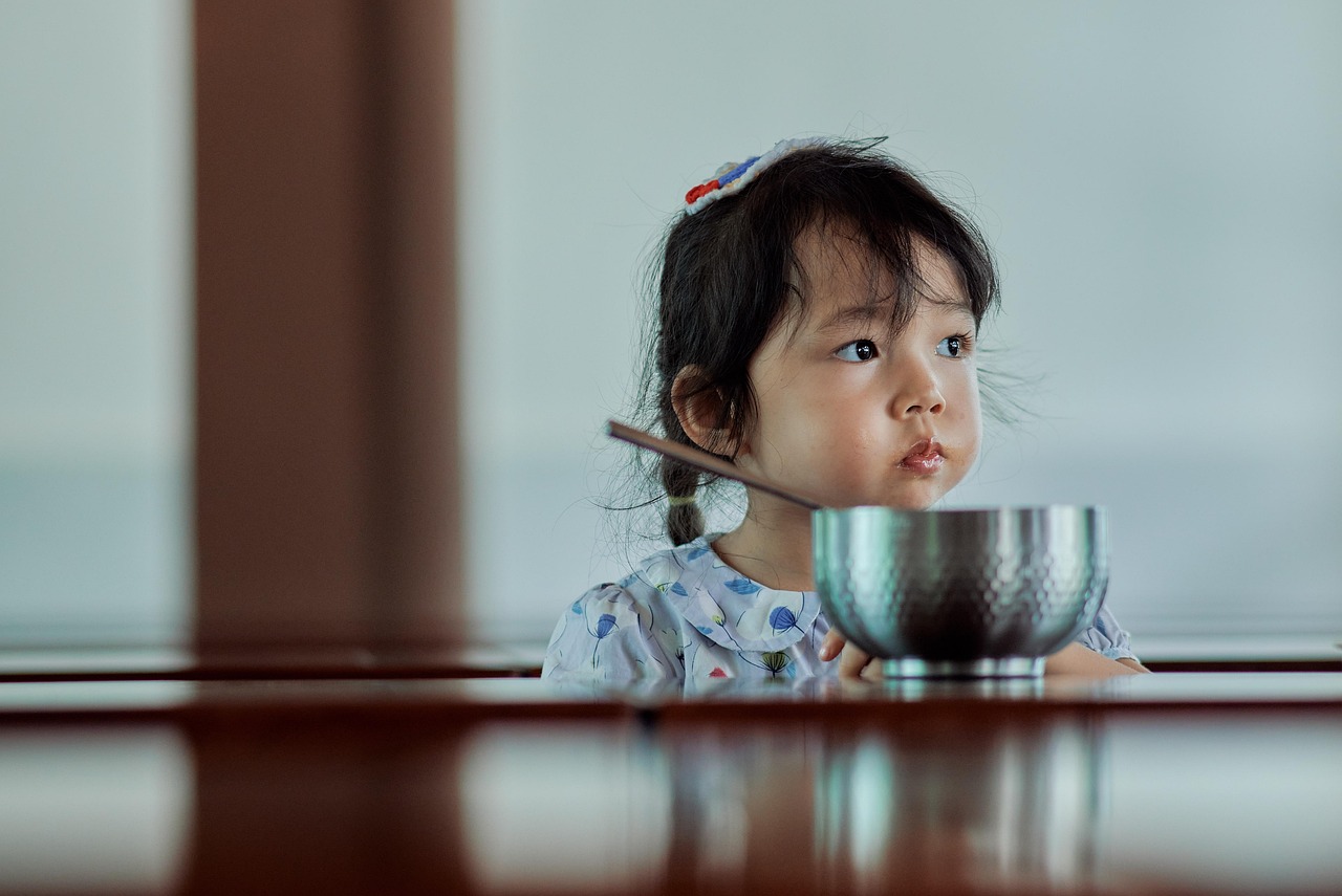 Non dare mai questo alimento ai bambini sotto i 3 anni: lo dicono i pediatri