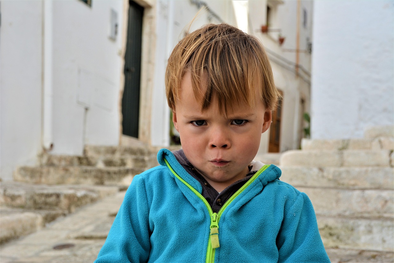 Non ignorare mai questo comportamento nei bambini: il segnale che ogni mamma dovrebbe conoscere