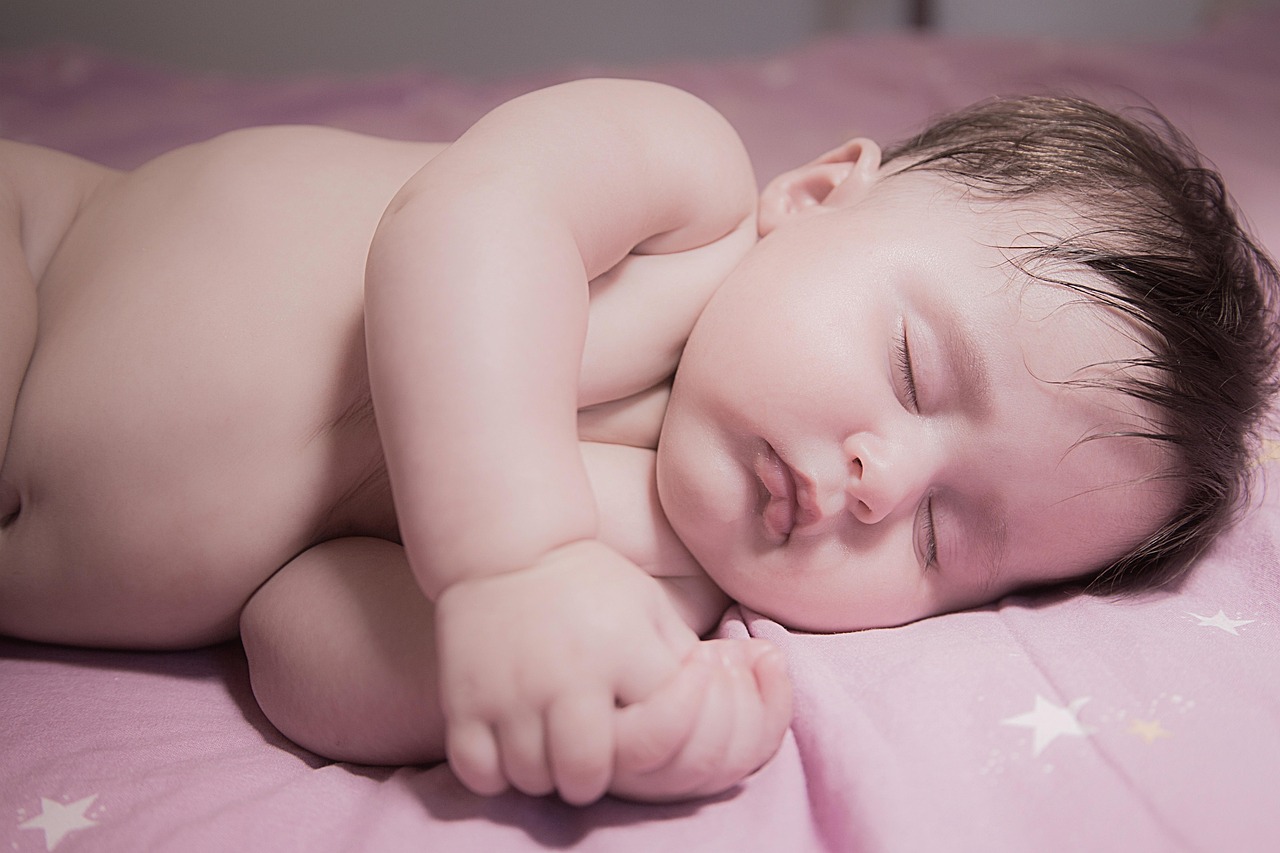 Come calmare un neonato che piange di notte: il metodo naturale che funziona davvero