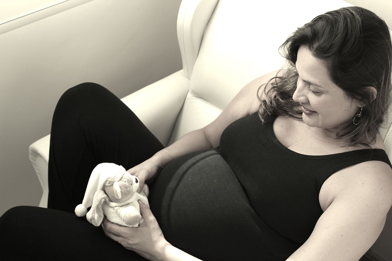Cosa succede al corpo dopo il parto: i cambiamenti che nessuno racconta